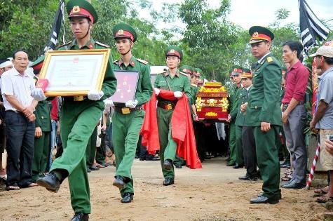 Lực lượng ban tang lễ đưa linh cữu liệt sỹ Trung úy Nguyễn Công Hợi vào nơi làm lễ truy điệu tại quê nhà