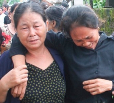 Bà Đinh Thị Hoa (mẹ liệt sỹ Hợi) cũng đã gục ngã từ khi hay tin đứa con trai mình hy sinh trong khi làm nhiệm vụ