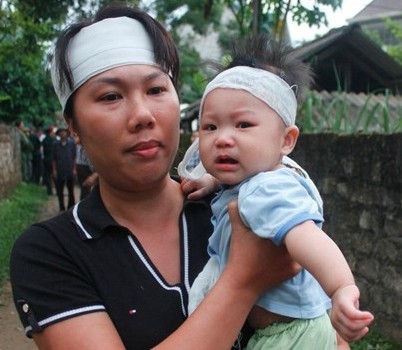 Nhìn hình ảnh cháu Nguyễn Thị Thanh Vân (con gái anh Hợi) mới được 6 tháng tuổi được người thân bồng vào nhà khi linh cữu anh về đến quê nhà như xát thêm muối vào nỗi đau của những người có mặt nơi đây