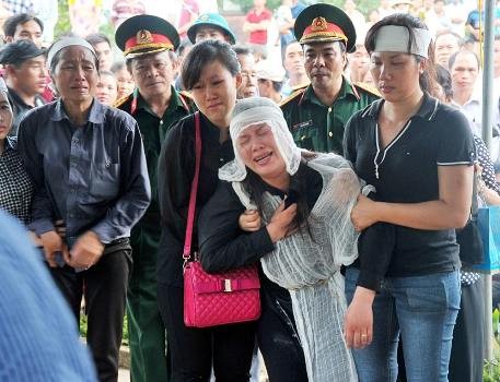 Chị Nguyễn Thị Trâm (vợ liệt sỹ Hợi) đã đổ gục từ khi hay tin chồng mình hy sinh