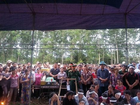 Hàng nghìn người dân cũng đã đến tiễn đưa liệt sỹ Trung úy Nguyễn Công Hợi về nơi an nghỉ cuối cùng