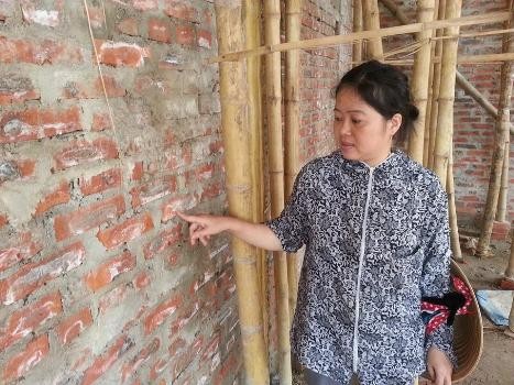 Theo chị Nguyễn Thị Lan cho biết toàn bộ số gạch chị mua của Công ty Cổ phần gạch ngói Xuân Hòa khi xây lên đều có dấu hiệu nhiễm mặn