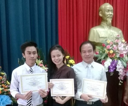 Trong quá trình học tập tại Việt Nam Keo luôn là du học sinh xuất sắc, nhận được nhiều giấy khen (Keo ngoài cùng bên phải)