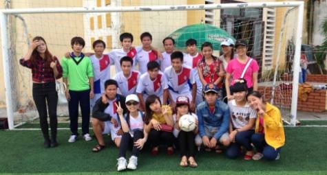 Keo cũng tích cực tham gia các hoạt động văn nghệ, thể thao cùng bạn bè để hòa đồng hơn với các bạn học người Việt Nam