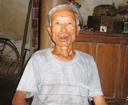 Ông Hoàng Văn Chuyên (bố chị Liên) cho biết, con ông thuộc diện hộ nghèo và khó khăn trong thôn nhưng cũng chỉ được nhận 100 nghìn chứ không được gạo cứu đói