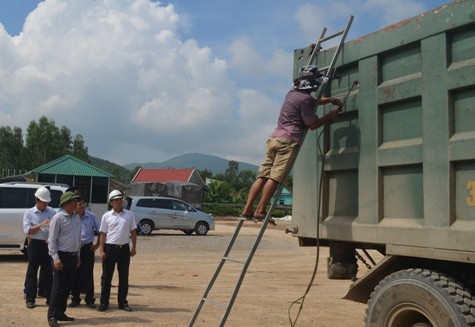 Thứ trưởng Bộ GTVT Nguyễn Đình Thọ đã trực tiếp chỉ đạo cắt, gọt thùng xe tải cơi nới vượt quá quy định so với ban đầu tại Trạm cân lưu động số 15 thuộc địa bàn xã Diễn An, huyện Diễn Châu, Nghệ An.
