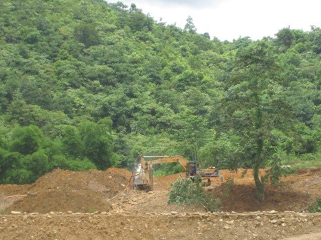 Tình trạng khai thác vàng trái phép phá nát đồi núi làm ô nhiễm môi trường đang hàng ngày diễn ra tại xã Cắm Muộn, huyện Quế Phong, Nghệ An
