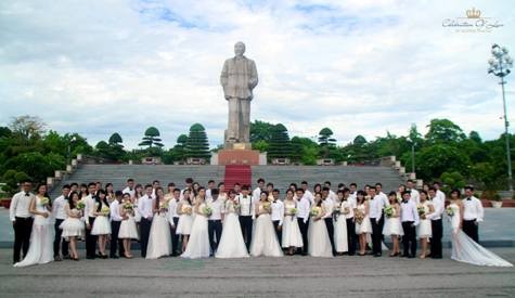 Trước đó, vào ngày 7/8 trong trang phục cưới 30 cặp tình nhận đã diễu hàng quanh thành phố Vinh bắt đầu cho đợt triễn lãm
