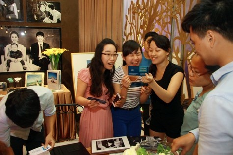 Những khách hàng đến tham quan đã vui mừng khi nhận được những món quà giá trị lớn tại gian hàng Thoong Studio