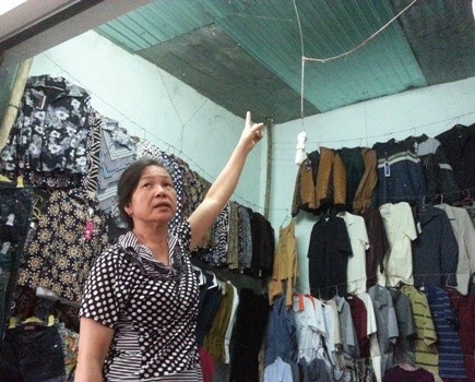 Do thiết kế không hợp lý nên mái lợp bị chảy nước vào gian hàng khi mưa vì vậy bà Trịnh Thị Dũng đã phải mua tôn về làm lại mái.