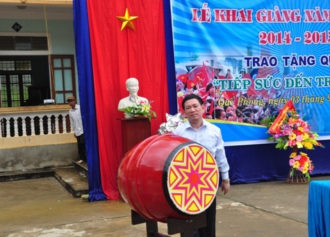 Ông Hồ Đức Pước - Bí thư tỉnh ủy Nghệ An đánh trống khai giảng năm học mới tại trường tiểu học và trung học cơ sở xã Nậm Giải
