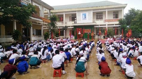 Ngày 3/9, tại trường dân tộc bán trú tiểu học và trung học cơ sở xã Phà Đánh, huyện Kỳ Sơn cũng đã diễn ra lễ khai giảng sớm năm học 2004 - 2005