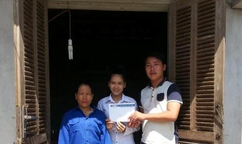 Phóng viên báo Giáo dục Việt Nam trao sô tiền 4 năm đóng học của độc giả báo hỗ trợ cho em Lê Thị Mai