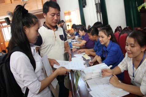 Phóng viên báo Giáo dục Việt Nam làm thủ tục nhập học cho em Mai