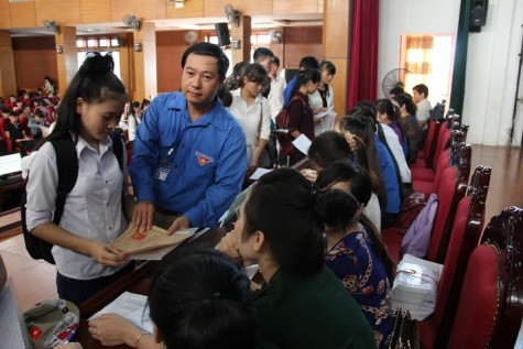 Thầy giáo Lê Minh Giang - Chủ tịch hội sinh viên trường Đại học Vinh tận tình giúp đỡ em Mai làm các thủ tục cần thiết để nhập học