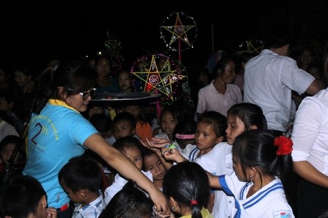 Các thành viên CLB Liên quân Báo chí Nghệ An chia quà cho các em nhỏ tham gia đêm vui Trung Thu &quot;Vầng trăng yêu thương&quot;