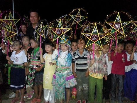 Các trẻ em nghèo vùng núi xã Tri Lễ háo hức, vui mừng trong đêm hội trăng rằm đầy ý nghĩa này