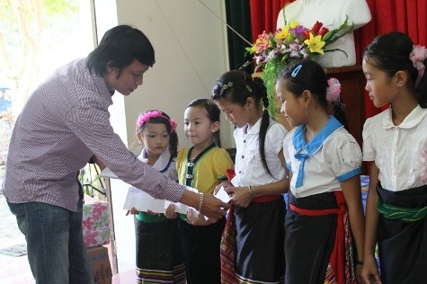 Đại diện CLB liên quân Báo chí tại Nghệ An trao 25 suất học bổng cho các học sinh nghèo học giỏi tại Trường tiểu học Mường Noọc