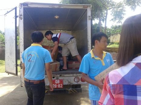 Đội ngũ phóng viên đang đưa quà xuống khỏi xe để chuẩn bị tổ chức đêm hội trăng rằm cho trẻ em xã Tri Lễ, huyện Quế Phong