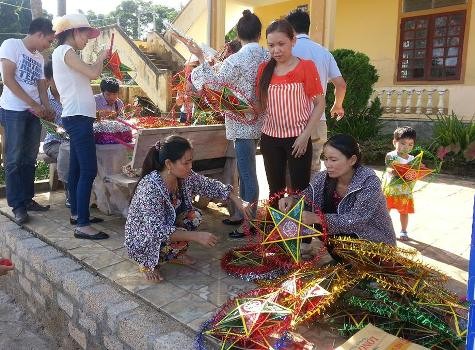 Các thành viên khác của đoàn cũng đang chuẩn bị 200 đèn ông sao dành cho đêm trung thu