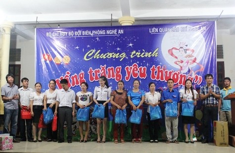 Đại diện CLB Liên quân Báo chí Nghệ An trao tượng trưng 400 suất quà cho các em học sinh tại trường tiểu học Tri Lễ 1