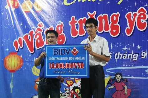 Đại diện Ngân hàng BIDV trao 20 suất học bổng trị giá 10 triệu đồng cho đại diện Trường tiểu học Tri Lễ 1