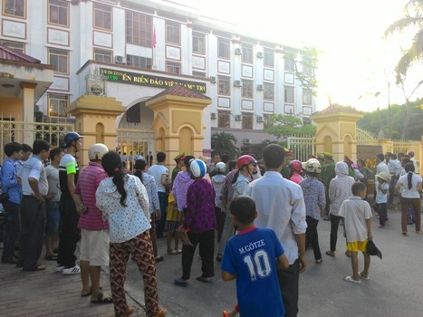 Để phản đối sáp nhập trường sáng ngày 19/9 hàng chục phụ huynh điểm trường lẻ Văn Hà đã mang con em mình đến trước cổng phòng tiếp dân của UBND tỉnh Nghệ An phản đối