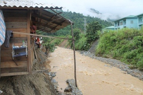 Nước lũ tại huyện Tương Dương đã gây xói lở đất vào tận khu dân cư, uy hiếp nhiều nhà dân