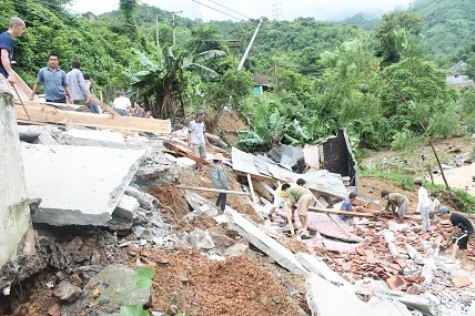 Một nhà dân tại xã Yên Na, huyện Tương Dương đã bị nước lũ cuốn đổ sập hoàn toàn