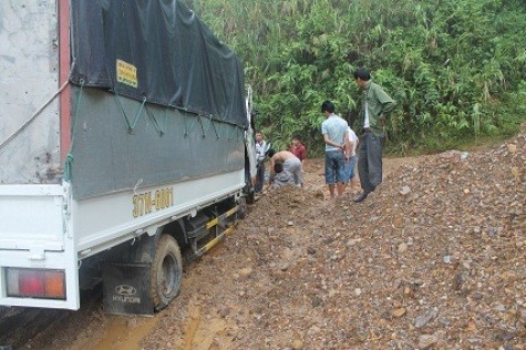 Nhiều tuyến đường tại huyện Tương Dương cũng bị nước lũ cuốn trôi