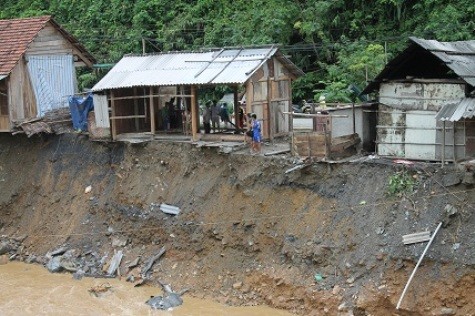 Hàng chục ngôi nhà tại xã Yên Na, huyện Tương Dương đã bị nước lũ gây xói lở ăn sâu vào nền nhà