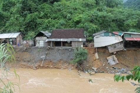 Hàng chục ngôi nhà khác tại nhiều địa phương của huyện Tương Dương cũng bị nước lũ xâm lấn vào sâu