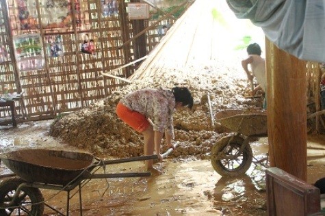 Tại nhiều địa phương của huyện Tương Dương, sạt lở đất cũng đang uy hiếp đến sự an toàn của người dân