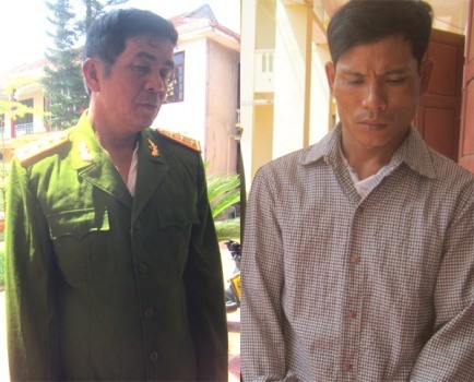 Hai đối tượng giả danh công an, Phan Bá Hùng mặc bộ thường phục Công an