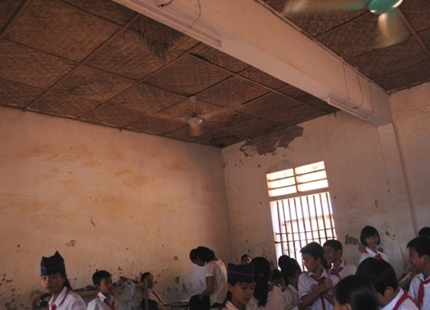 Hiện học sinh, giáo viên trường THCS Phong Thịnh vẫn đang học ở những phòng học tồi tàn