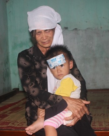 Hình ảnh bà Quý ôm đứa cháu gái mới được 8 tháng tuổi của vợ chồng anh Tráng, không ai có thể cầm nổi nước mắt