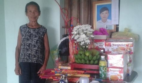 Bà Võ Thị P. (bà nội Ngọc Anh) đau đớn đứng trước bàn thờ mới lập của cháu mình vừa bị chính con trai mình đánh chết