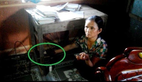 Vị trí một con rắn lục đuôi đỏ bò vào nhà ở ngay dưới chân bàn học của con chị Nguyễn Thị Thành, xóm 3, xã Khánh Sơn được con chị phát hiện thấy