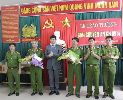 Lãnh đạo tỉnh Nghệ An và Ban giám đốc Công an tỉnh Nghệ An trao thưởng cho Ban chuyên án vì đã tích cực đấu tranh phá án