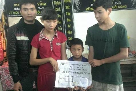 Anh Nguyễn Việt Mỹ đại diện Quỹ từ thiện Tâm Phật tại Đài Loan trao số tiền ủng hộ cho ba chị em mồ côi cả bố lẫn mẹ Đặng Thị Huyền Trang