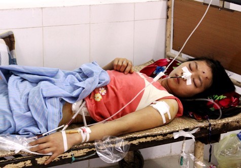 Hiện chị Đinh Thị Chung nữ công nhân vệ sinh bị đạn lạc bắn bị thương sức khỏe đang yếu nên một số mảnh đạn nằm ở tay vẫn chưa thể phẫu thuật lấy ra được