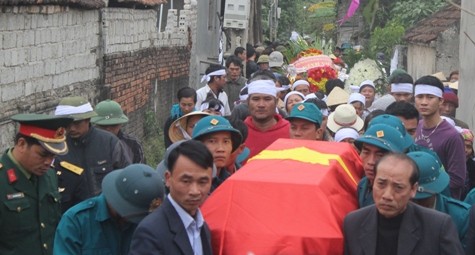 Đồng đội, người thân và bà con lối xóm đón thi thể của Trung sĩ Trương Văn Tú về quê nhà