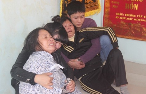 Bà Trần Thị Sơn mẹ của Trung sỹ Tú cùng người thân khóc bên linh cữu con trai