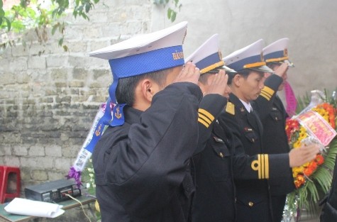Lữ đoàn 83 vùng 3 Hải Quân Đà Nẵng thắp nén nhang từ biệt đồng đội