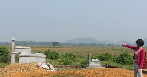 Mặc dù UBND huyện Thanh Chương đã cấm chôn cất tại nghĩa trang Cồn Thập Mẫu từ năm 2009 nhưng đến nay nhiều hộ dân tại xã Thanh Giang vẫn không chấp hành.