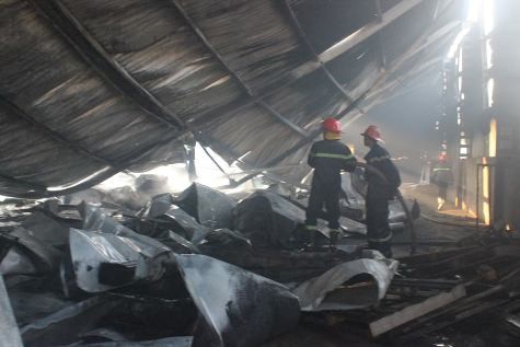 Trong chốc lát hàng trăm mét vuông nhà xưởng đã bị lửa thiêu rụi (ảnh Xuân Đức)