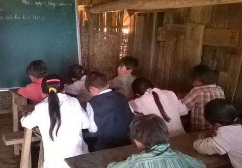 Các em học sinh tại điểm lẻ Phà Khốm vẫn đang phải học trong những phòng học tạm bợ, tranh tre nứa lá (ảnh LL)
