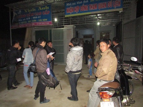 Từ khi nhận được tin vụ tai nạn anh em họ hàng, hàng xóm đã có mặt tại nhà chủ xe Võ Văn Vinh để chia buồn (ảnh Xuân Hòa)