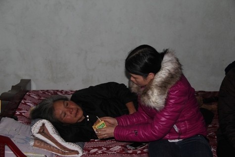 Vợ nạn nhân Đường Văn Trung khóc ngất từ khi nghe tin vụ tai nạn kinh hoàng (ảnh Xuân Hòa)