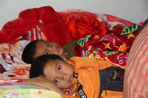 Hai đứa con nhỏ của nạn nhân Đường Văn Sơn vẫn chưa hiểu được nỗi đau đang ập xuống gia đình mình (ảnh Xuân Hòa)